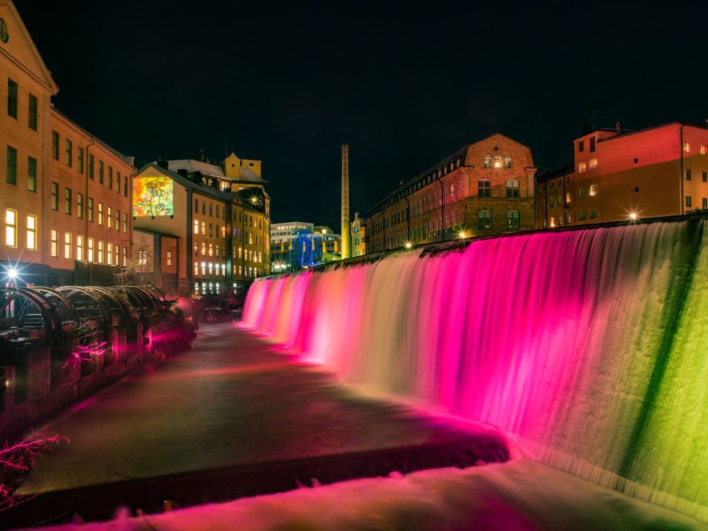 Ljuskonst på vattenfall i Norrköping